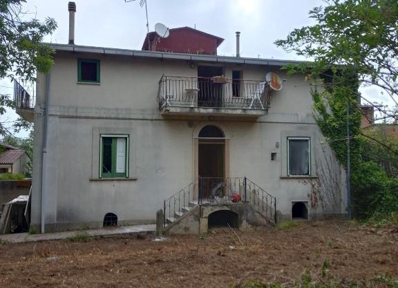 Calabria collina Antico Casale con giardino bio naturale OSTELLO SELF SERVICE ATTREZZATO