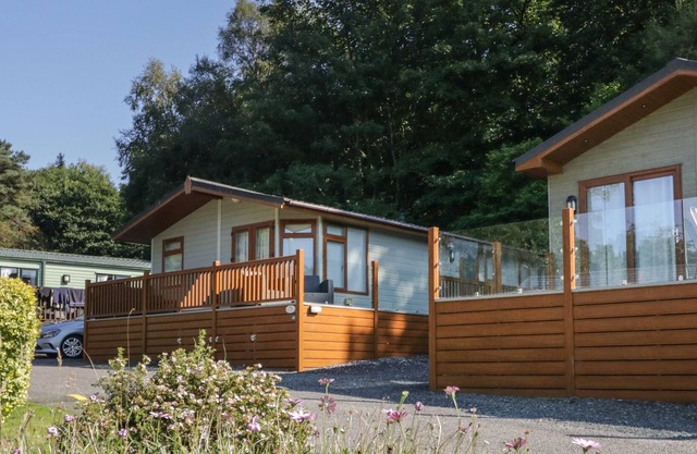 CALM BAY VIEW, family friendly, with a garden in Windermere