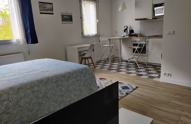 Calm, quiet, 4 min RER B (15 min Notre Dame)