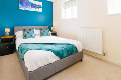 Cambridge 4 Bedroom Sleeps 9 Wi-Fi Garden, LONG STAYS ACCEPTED- Orchid House
