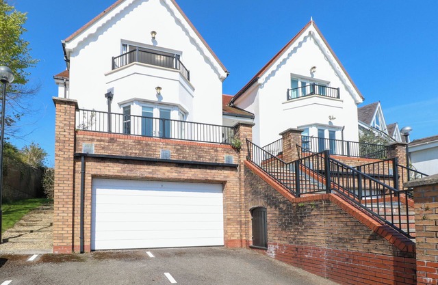 CAMBRIE, luxury holiday cottage, with pool in Tenby