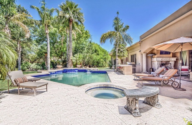 Camelback Compound - 8 BR all ensuites. Heated Pool & Spa, Golf & 2 Guest Houses
