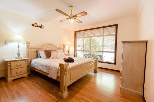 Camellia Cottage - Country Rustic Charm Close to Forest and Town
