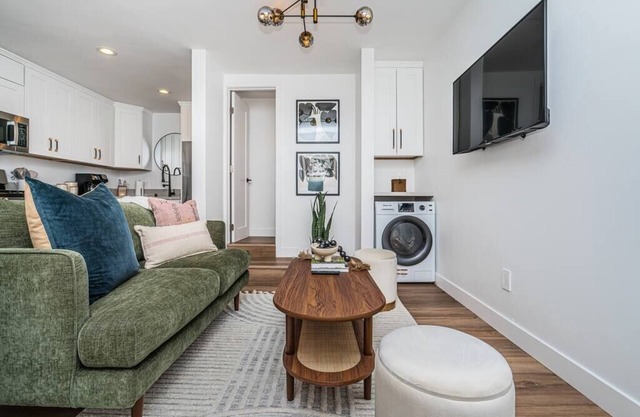 Camellia Suite - Near Bay, Shops & Ferry Landing