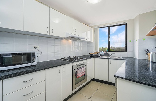 Campsie Adorable 3Br Apt with Wifi & Parking