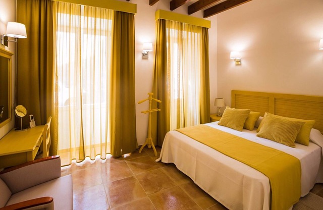 CAN SERRETE - H. DOBLE VISTA CIUDAD - Nice hotel with shared swimming pool and free Wifi.