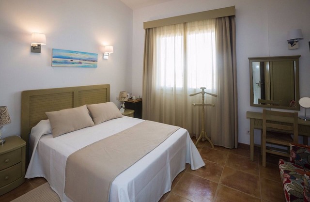 CAN SERRETE - H. DOBLE VISTA MONTAÑA - Nice hotel with shared pool and free Wifi.