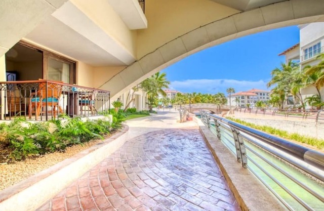 Canal-view Loft, walking distance to Api Beach!