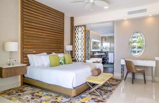 Cancún Resort Stay in Paradise, Luxurious 1BR Suite 1.5 Baths + Private Balcony