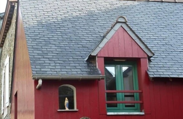 Cancale: fisherman's house on the port of Houle in Cancale
