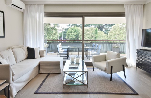 CANNES - 2-BR flat 15-min walk to the beaches