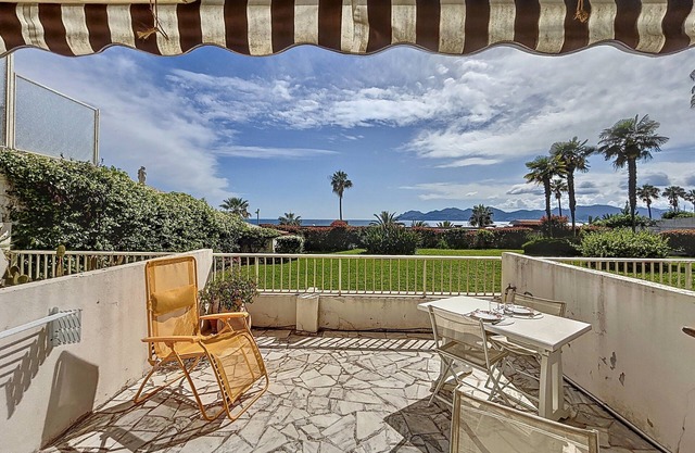 Cannes near the old port, quiet studio with terrace and sea view