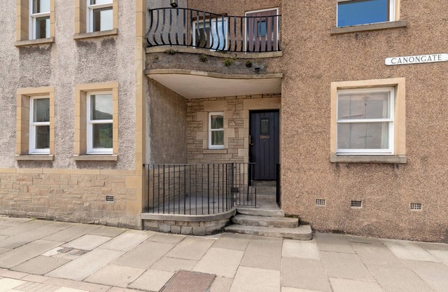 Canongate [357] is a Cosy apartment at the foot of the Royal Mile opposite Holyrood Palace