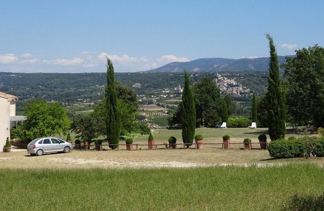 Cante Grillet / Lacoste (84) In PROVENCE at the foot of LUBERON - quiet location near