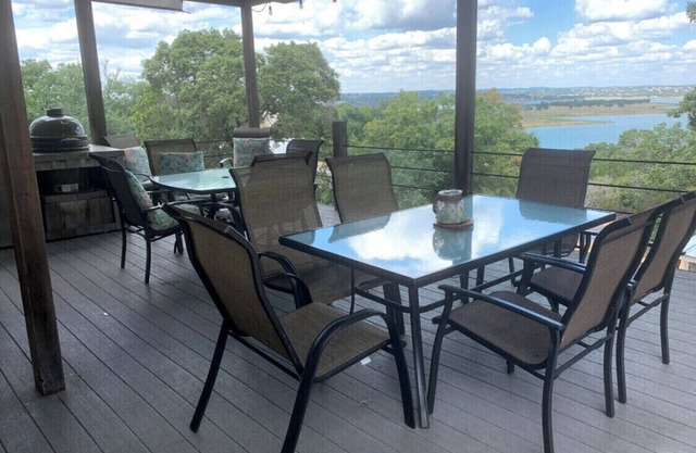 Canyon Lake Property~beautiful views~Sleeps 6~ large house~ large covered deck.