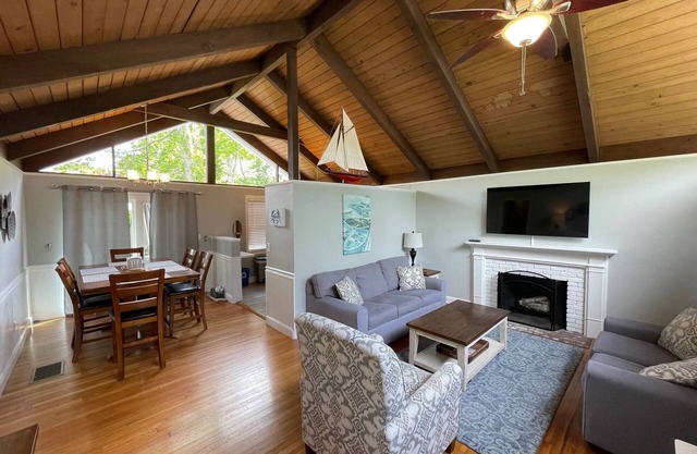 Cape Cod Falmouth Getaway, Great Harbors, Pool, Close Beaches Aug 10-16 avail