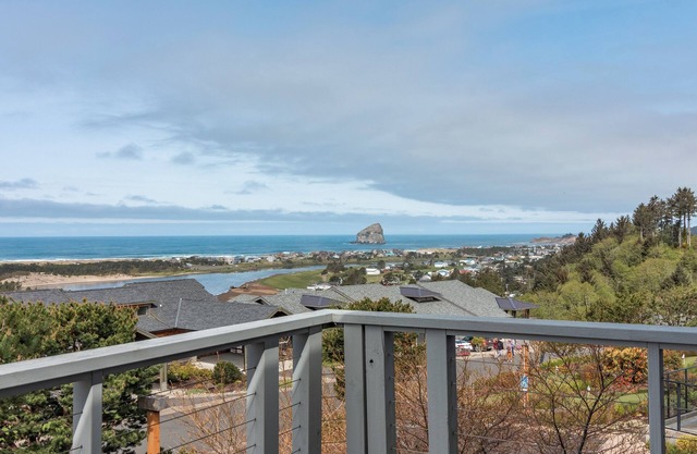 Capeside Lookout #129-Amazing views, upscale amenities, clubhouse pool access.