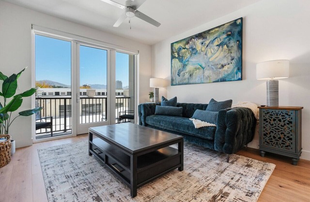 Capital Views! Pool/Spa/Gym/Bowling/Free Parking!