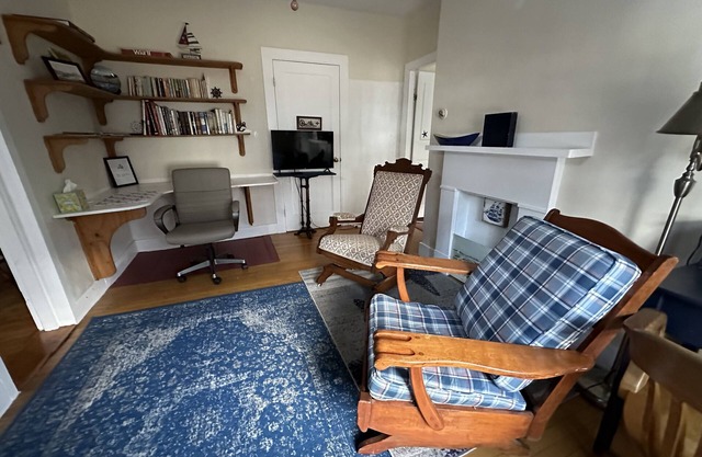 Captain's Quarters 1BR Guest Suite. Quiet. Walk to everything.