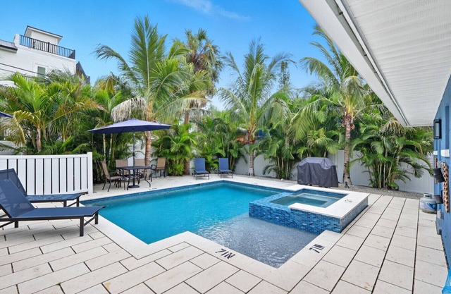 Captain's Quarters! Bungalow steps from the beach!