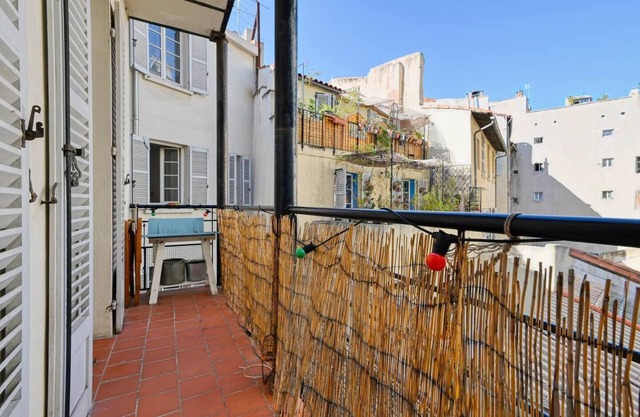 CAPUCINS · T2 avec balcon à Noailles