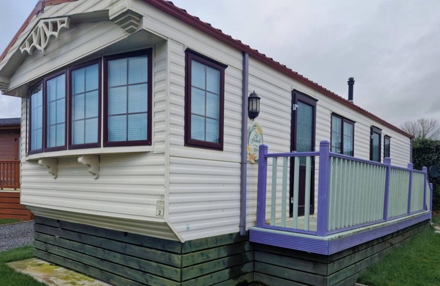 Caravan - Sleeps 4 - Pet friendly - Parking