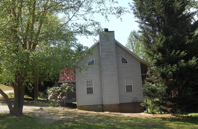 Cardinal Nest - Adorable Cottage with Kitchen & Large Back Porch by RedAwning