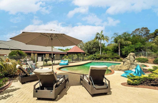 Carinya Cove - swimming pool, fireplace