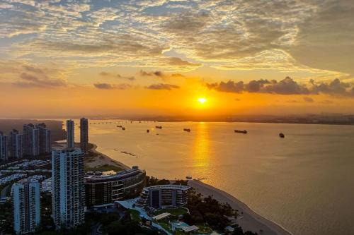 Carnelian Tower Hotel at ForestCity 4120 with WIFI