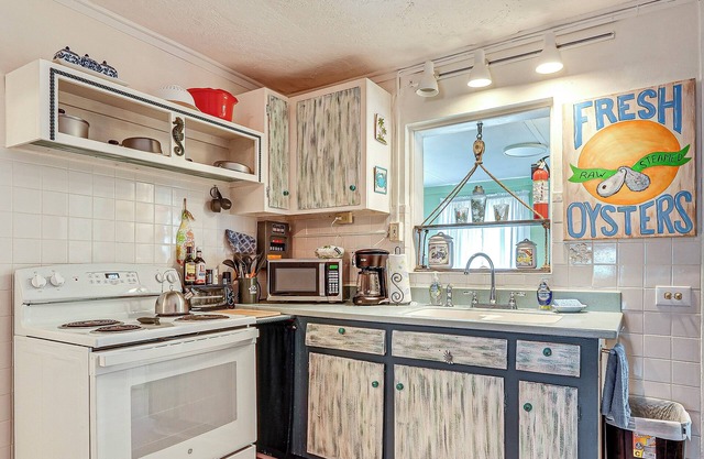 Carrabelle Cottage w/BBQ Grill ~ 7 Mi to Beach!