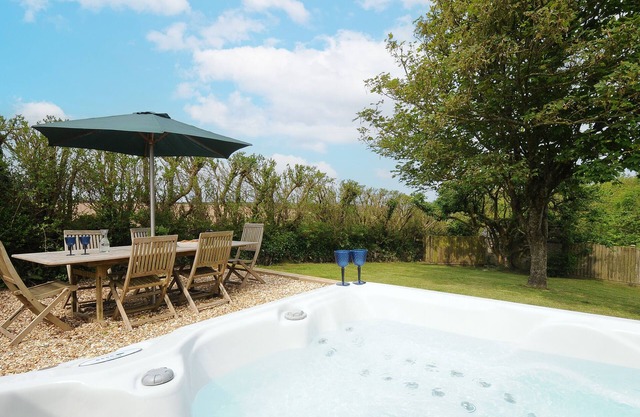 CARVANNEL COTTAGES, pet friendly, with hot tub in Portreath