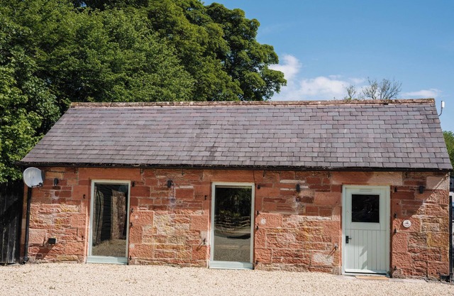 CARWINLEY MILL HOUSE COTTAGE, romantic, with hot tub in Longtown