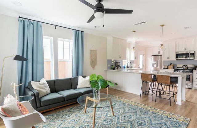 Casa Abeja: Extended Stays, Pets, Bishop Arts!