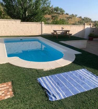 Casa abuhardillada con piscina y chimenea