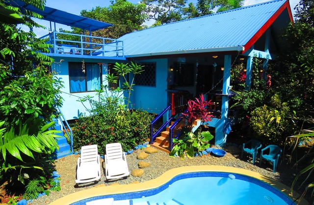 CASA AZUL & POOL - Lush Tropical Oasis - WiFi/AC/Bikes/Boards - Perfect Location