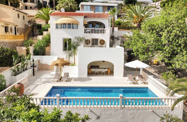 Casa Benissima - Villa with large swimming pool and sea view in a quiet area