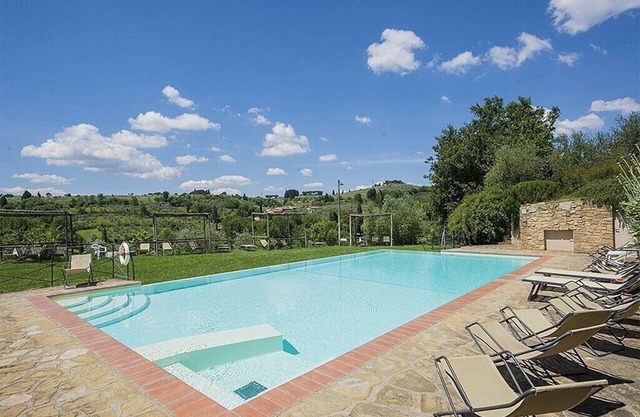 Casa Bonannia P: A bright two-story apartment in the characteristic style of the Tuscan countryside.
