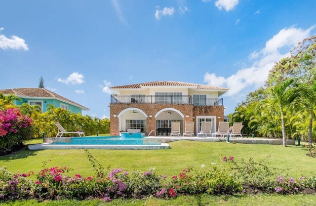 Casa Bonita: Cozy villa with golf course view, private pool, jacuzzi & staff
