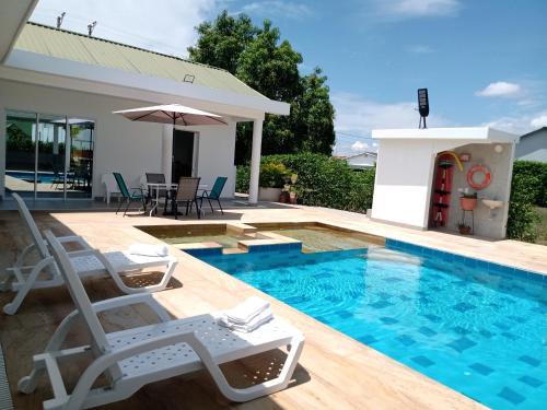 Casa campestre californiana con piscina privada