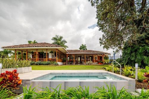 Casa Campestre con Jacuzzi y 4 habitaciones en Pereira