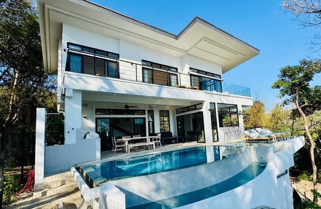 Casa Carlitos- Newly constructed lux 4-bedroom modern house with ocean views
