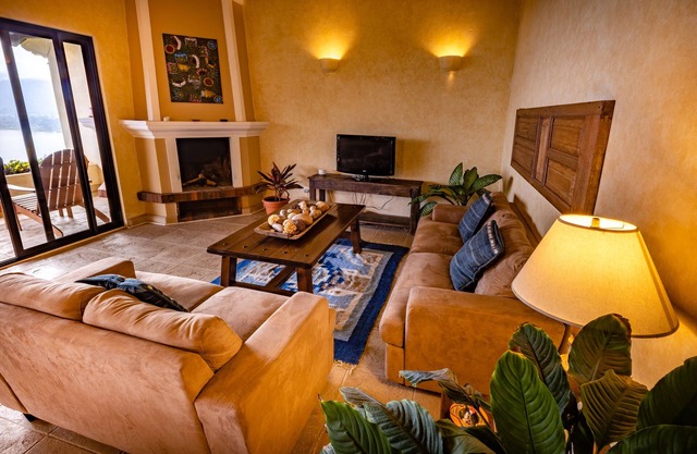 Casa Cholotío lake view, modern, beach access