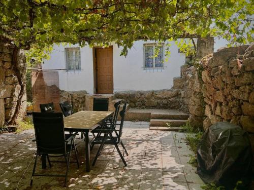 Casa con parra de uva y paz