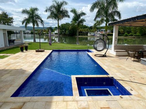 Casa con piscina y BBQ en Lagos del Peñón Girardot