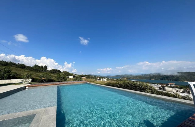CASA DE LUJO CON INCREIBLE VISTA AL LAGO CALIMA