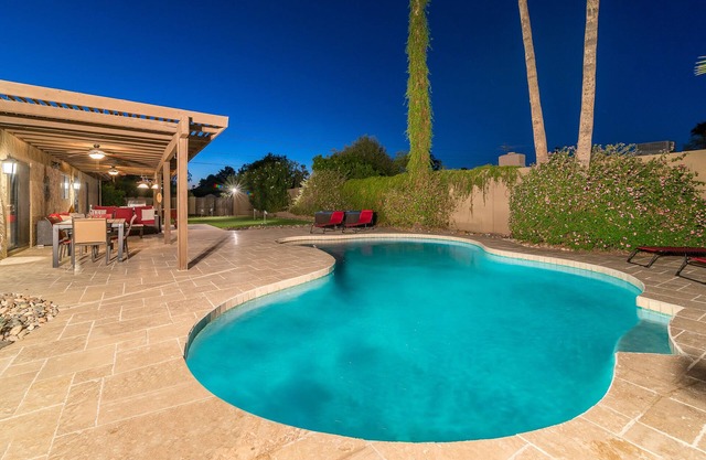 Casa De Palms - Entertainers delight w/pool, spa, putting green, pool table!