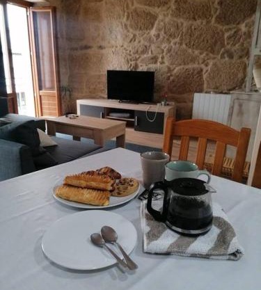 Casa de piedra céntrica.