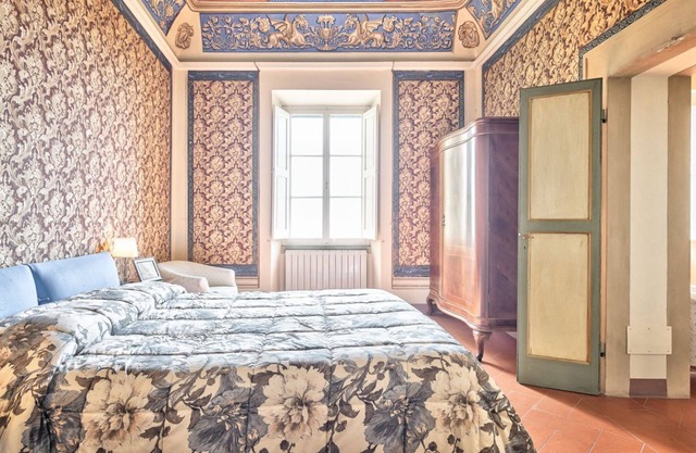 Casa degli Affreschi - painted walls and ornate ceiling in town centre