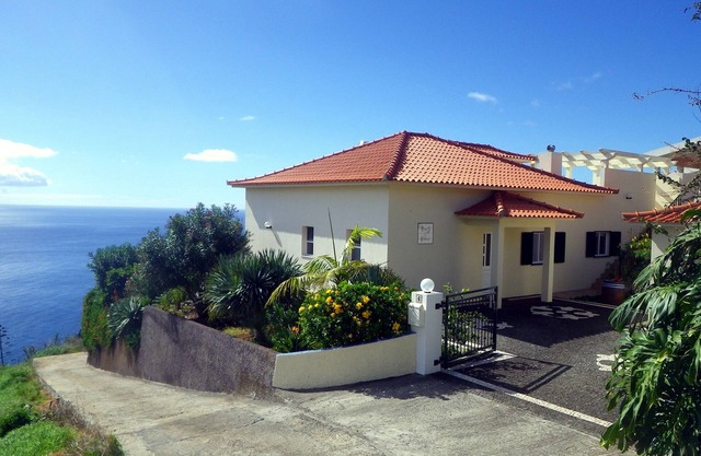 'Casa do Gabriel' spacious Madeirian villa with private garden and ocean view