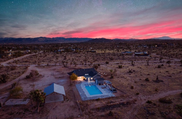 Casa Dorado: Modern Desert Oasis w/Pool, Spa on 5 Acres + Views - Sleeps 15!nn